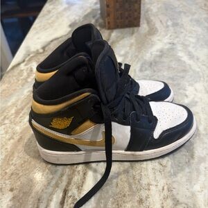 Kids Jordan 1 mids black and gold 3.5